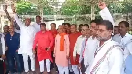 जबलपुर: तुगलकी फरमान पर व्यापारी संघ और रामलीला समिति का कैंट बोर्ड के खिलाफ प्रदर्शन, सदर में प्रतिष्ठान बंद