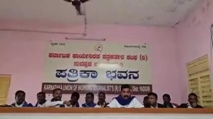 ಶೋರಾಪುರ: ದಲಿತರ ಭೂಮಿ ವಸತಿ ಹಕ್ಕಿಗಾಗಿ ನಗರದ ತಹಸಿಲ್ದಾರ್ ಕಚೇರಿ ಮುಂದೆ ಧರಣಿ,ಪತ್ರಿಕಾಗೋಷ್ಠಿಯಲ್ಲಿ ಡಿಎಸ್ಎಸ್ ಜಿಲ್ಲಾ ಸಂಚಾಲಕ ಮಾಳಪ್ಪ ಕಿರದಳ್ಳಿ