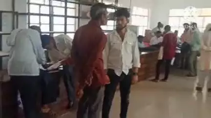 हमीरपुर: मौदहा में लेखपाल काम पर लौटे, लेखपाल कक्ष में लोगों की भीड़
