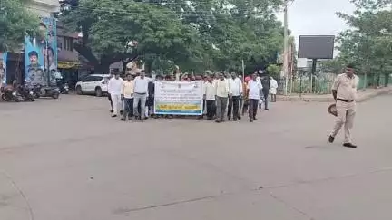 ಚಿತ್ರದುರ್ಗ: ಅಲೆಮಾರಿ ಅರೆಅಲೆಮಾರಿ ನಿಗಮದ ಅಧ್ಯಕ್ಷೆ  ಪಲ್ಲವಿ ಅವರನ್ನ ವಜಾ ಮಾಡುವಂತೆ ಆಗ್ರಹಿಸಿ ನಗರದಲ್ಲಿ ಬೃಹತ್ ಪ್ರತಿಭಟನೆ