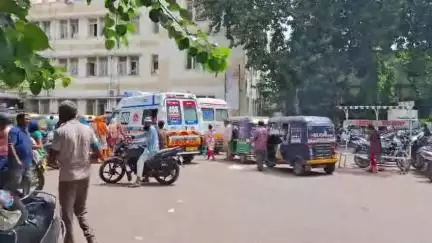 જામનગર શહેર: જીજી હોસ્પિટલના સામેનો રોડ અને પટાંગણમાં 2 108 એમ્બ્યુલન્સ ટ્રાફિક જામમાં ફસાઈ, નગરસેવિકાએ રોષ વ્યક્ત કર્યો #jansamasya