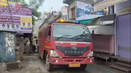 राजगढ़: सादुलपुर के मुख्य बाजार में मोदी मिठाई व कचोरी की दुकान में लगी आग, लाखों का नुकसान, आगजनी शॉर्ट सर्किट से हुई