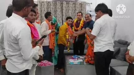पिछोर: पिछोर में क्यांरा की आदिवासी सरपंच ने विधायक के सामने कांग्रेस छोड़कर भाजपा की सदस्यता ली
