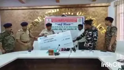 लातेहार: पुलिस अधीक्षक कार्यालय में IG, SP के सामने 5 लाख के इनामी JJMP कमांडर ने किया आत्मसमर्पण
