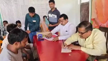 बिलारी: भाजपा विधायक ठाकुर रामवीर सिंह ने भाजपा कैंप कार्यालय पर जनसुनवाई में क्षेत्रवासियों की समस्याएं सुनीं
