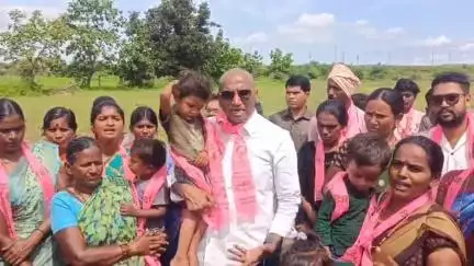 సిర్పూర్ టి: తుంగమడుగు గ్రామాన్ని సందర్శించి ప్రజల సమస్యలను అడిగి తెలుసుకున్న ఆర్ఎస్ ప్రవీణ్ కుమార్