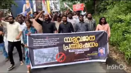 പെരിന്തല്‍മണ്ണ: കുട്ടികളെ കൊണ്ട് കാൽകഴുകിപ്പിച്ച സംഭവം, വള്ളുവനാട് സ്കൂളിലേക്ക് ഡി.വൈ.എഫ്.ഐ മാർച്ച്