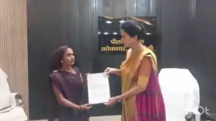 कलेक्ट्रेट स्थित डीएम ऑफिस में जिलाधिकारी हर्षिता माथुर ने मृतक भट्टे मजदूर की पत्नी को दिलाया सरकारी योजनाओं का लाभ