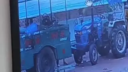 ललितपुर: शहर के पेट्रोल पंप पर खड़े ट्रैक्टर की बैटरी अज्ञात बदमाश ने उड़ाई
