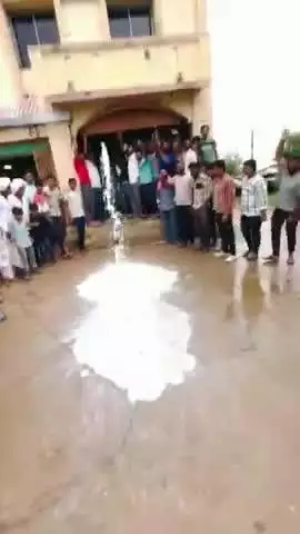 વડાલી: વેડા ગામની દૂધ મંડળી ના  સભાસદો એ દૂધ જમીન પર ટોળી સાબરડેરી દ્વારા જાહેર થયેલ ભાવ વધારા મામલે વિરોધ કર્યો.