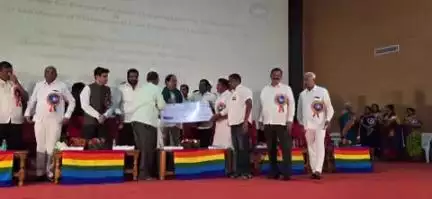 బూర్గంపహాడ్: ఎఫ్ పి ఓ రైతు ఉత్పద్దాలు సంస్థకు ఎంపికైన బూర్గంపాడు సంఘమునకు3లక్షల16వేల చెక్కును పిఎసిఎస్ చైర్మన్ బిక్కసాని