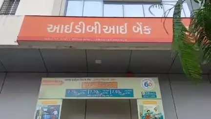 જામનગર શહેર: IDBI બેન્કની સેવાથી કંટાળી ગ્રાહકે રોષ ભરાયને ચાદર તકીયા સાથે કર્યો અનોખો વિરોધ #jansamasya