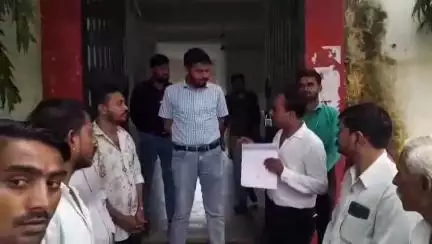 अंजड़: पशुपालकों ने चरनोई भूमि से अवैध कब्जे को हटाने की मांग को लेकर अंजड़ तहसीलदार को सौंपा ज्ञापन