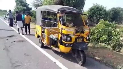 రాపూరులో విషాద ఘటన చోటు చేసుకుంది. ఆటో అదుపు తప్పి బోల్తా పడడంతో ఓ వ్యక్తి స్పాట్ లోనే మృతి చెందాడు