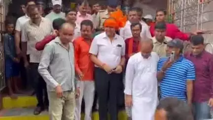 बिहार: वन मंत्री डॉ. सुनील कुमार ने बाबा मनीराम की समाधि पर चढ़ाया लंगोट, ₹10 करोड़ से मंदिर का कायाकल्प कराने की घोषणा की