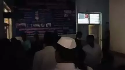 సెల్ఫోన్ లైట్లు వెలుతుల్లో అల్లూరి జిల్లా ఆసుపత్రిని సందర్శించిన జిల్లా కలెక్టర్ దినేష్ కుమార్..