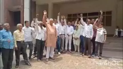 बिजनौर: बिजनौर कलेक्ट्रेट में राशन डीलरों ने कमीशन भत्ता ना मिलने के विरोध में किया प्रदर्शन