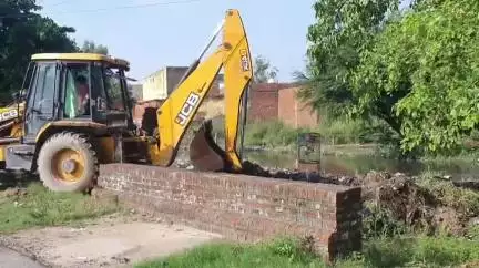 रामपुर: बरसात के मौसम में जल भराव की समस्या से निपटने के लिए नगर पालिका ने अजीतपुर क्षेत्र में भेजी एक जेसीबी