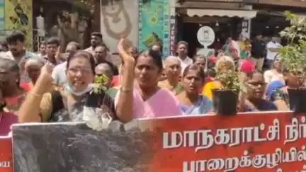 திருப்பூர் தெற்கு: பாறைக்குழியில் குப்பை கொட்டும் மாநகராட்சி - எதிர்ப்பு தெரிவித்து G.N.கார்டன் பொதுமக்களின் பூந்தொட்டி கொடுக்கும் போராட்டம்