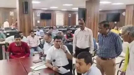 दतिया नगर: सुनारी के ग्रामीण ने कलेक्टर को दिया आवेदन, अवैध कब्जे और मारपीट मामले में न्याय की गुहार लगाई