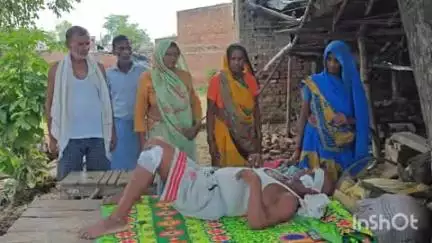 बिंदकी: बिंदकी कस्बे के मोहल्ला आजाद नगर में अचानक सामने आए कुत्ते से टकराकर स्कूटी सवार अधेड़ गंभीर घायल