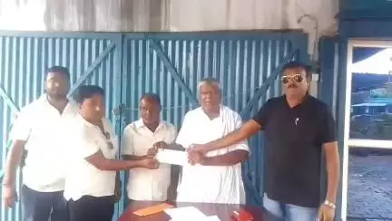 टुंडी: टुंडी विधायक ने गंभीर बीमारी के इलाज के लिए एक व्यक्ति को ₹50,000 का चेक दिया