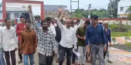 कुक्षी: खाद की किल्लत से किसान परेशान, सोसायटियों से खाद वितरण की मांग करते हुए SDM के नाम तहसीलदार को सौंपा ज्ञापन