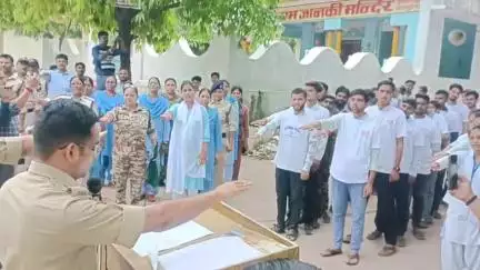 छतरपुर नगर: 'नशे से दूरी है जरूरी' अभियान शुरू, एसपी ने दिलाई शपथ, रैली को दिखाई हरी झंडी