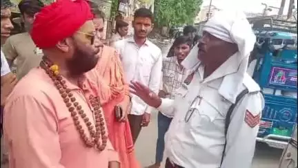 मथुरा: वृंदावन: रूट परमिशन होने के बावजूद ई-रिक्शा को रोक रही ट्रैफिक पुलिस, सूचना पर पहुंचे समिति के संस्थापक तारा चंद