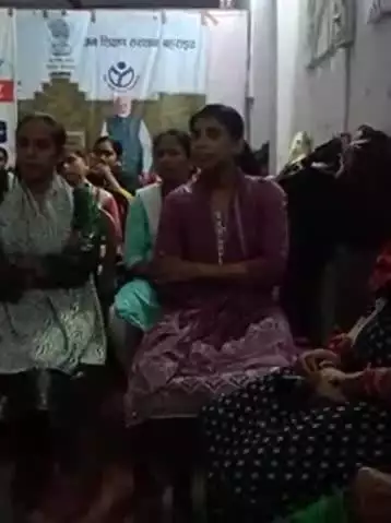 बहराइच : विश्व युवा कौशल दिवस पर जन शिक्षण संस्थान परिसर में युवा प्रशिक्षार्थियों के साथ संगोष्ठी करते निदेशक व अध्यक्ष
