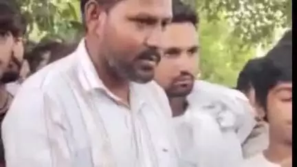 हिसार: गणेश हत्या मामले में धरने पर बैठे लोगों के पास पहुंचे अधिकारी, नोटिस पढ़कर सुनाया