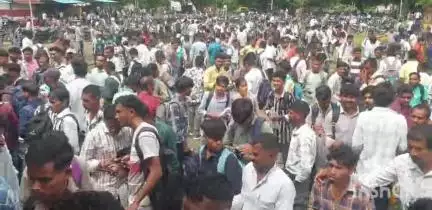 દાહોદ: સાત રસ્તા ખાતે રેલવેમાં ઇન્ટરવ્યૂ અને  ડોક્યુમેન્ટ માટે મોટી સંખ્યામાં વિદ્યાર્થીઓની ભીડ