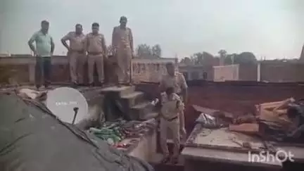 बिधूना: कस्बा के आदर्श नगर मोहल्ले में अवैध शराब के खिलाफ हुई छापेमारी से मचा हड़कंप, कई लोग घर छोड़कर भागे