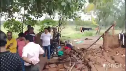 পুরুলিয়া ১: রমই গাড়া গ্রামে প্রবল বর্ষণের কারণে দেয়াল চাপা পড়ে মৃত এক শিশুসহ তিন , আহত আরো তিন