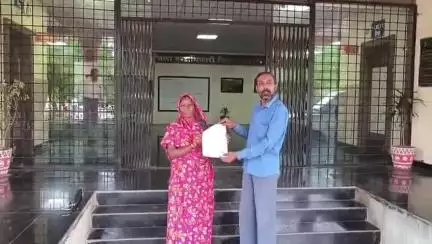 ठीकरी: ग्राम छोटा बड़दा पुनर्वास: एनवीडीए के प्लाट पर कब्जा, महिला ने जनसुनवाई में कार्रवाई की मांग की