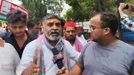 गोरखपुर में सपा का उग्र व  अनोखा प्रदर्शन,सड़को पर उतरे कार्यकर्ता । Gorakhpur । Breaking
