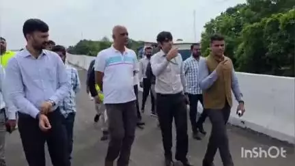 રાજકોટ પૂર્વ: રાજકોટ કલેક્ટર રાજકોટ-જેતપુર હાઈવે પર ચાલી રહેલી સિક્સ-લેનની કામગીરીનું નિરીક્ષણ કરવા પહોંચ્યા