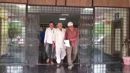 बड़वानी: ग्राम पंचायत बालकुओं द्वारा गांव का दूषित पानी खेतों में छोड़े जाने पर किसान शिकायत लेकर पहुंचे