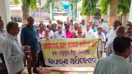 ରାୟଗଡା: ଅବସରପ୍ରାପ୍ତ ରାଜ୍ୟ ସରକାରୀ କର୍ମଚାରୀ ସଂଘ ପକ୍ଷରୁ ବିଭିନ୍ନ ଦାବି ନେଇ ପଦ୍ମପୁର ବିଡିଓଙ୍କୁ ଦାବିପତ୍ର ପ୍ରଦାନ