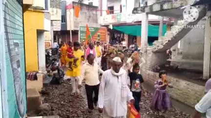 पंधाना: बोरगांव बुजुर्ग में शीतला माता मंदिर से शिव मंदिर तक धूमधाम से निकली कलश यात्रा
