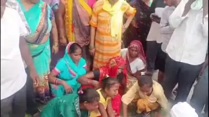 पुवायां: संदिग्ध परिस्थितियों में युवक का शव नीम के पेड़ से लटका मिला, पुलिस ने पोस्टमार्टम के लिए भेजा, मुडीगवां गांव का मामला
