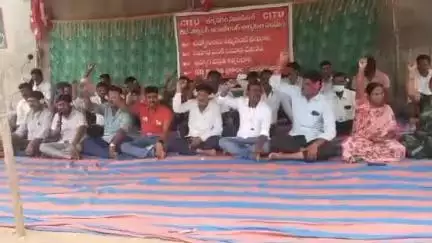 ధర్మవరంలో మంగళవారం ఇంజనీరింగ్ సెక్షన్ కార్మికులు చెవిలో పువ్వులు పెట్టుకొని నిరసన..
