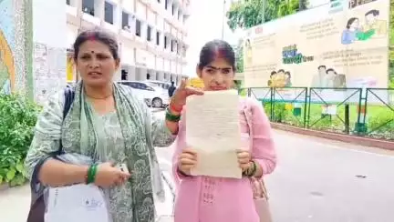 उन्नाव: उन्नाव जिलाधिकारी कार्यालय पहुंचकर पीड़िता ने दिया प्रार्थना पत्र, दी जानकारी