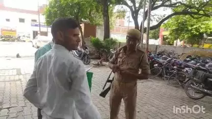 अलीगंज: फतेहपुर गांव में घर पर बाइक होने के बावजूद युवक को आया ₹5000 का ऑनलाइन चालान, अब अधिकारियों के चक्कर लगा रहा है