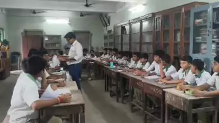 ইংরেজবাজার: নো মোর ব্যাক বেঞ্চার-রাজ্য শিক্ষা দপ্তরের এই ভাবনাকে এবার বাস্তবায়ন করতে এগিয়ে এল মালদা শহরের অক্রুরমণি স্কুল