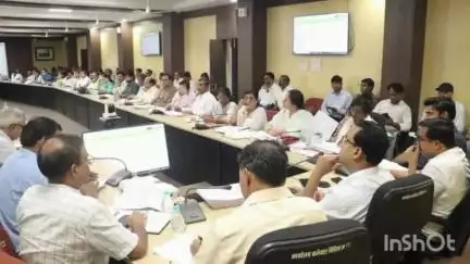 गुलाबगंज: कलेक्टर ने अधिकारियों को दिए निर्देश, शिकायती आवेदनों के निराकरण पर दें विशेष ध्यान