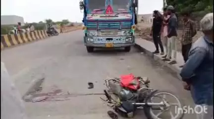 ખંભાળિયા: દ્વારકાના મીઠાપુર પાસે ટ્રક બાઈક વચ્ચે ગંભીર અકસ્માત સર્જાયો. અકસ્માતમાં બાઈક ચાલક ગંભીર રીતે ઇજાગ્રસ્ત