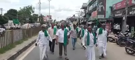 ಮಳವಳ್ಳಿ: ತಾಲ್ಲೂಕಿನಲ್ಲಿ ಆಡಳಿತ ವೈಫಲ್ಯ ಸರ್ಕಾರಗಳ ರೈತ ವಿರೋಧಿ ನೀತಿ ಖಂಡಿಸಿ ಪಟ್ಟಣದಲ್ಲಿ ರಾಜ್ಯ ರೈತ ಸಂಘ ಏಕೀಕರಣ ಸಮಿತಿ ಪ್ರತಿಭಟನೆ