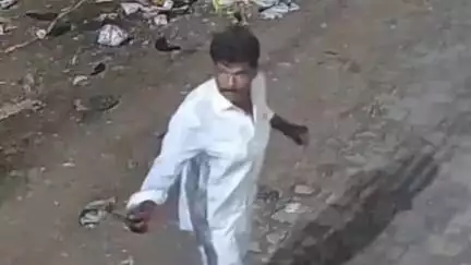 जौनपुर: बल्लोच टोला में प्रेमी ने चाकू से गोदकर महिला की हत्या की, आरोपी चाकू के साथ सीसीटीवी में कैद हुआ
