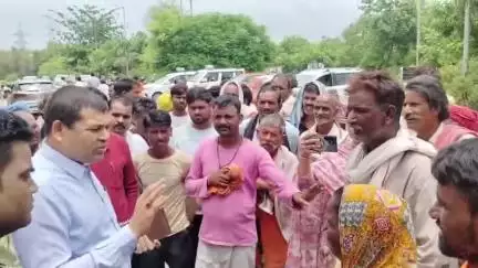 दतिया: ग्राम काम्हार के मोगिया आदिवासी परिवारों ने अतिक्रमण को लेकर कलेक्ट्रेट कार्यालय में ADM को ज्ञापन सौंपा
